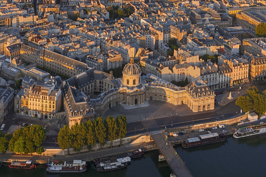 FRANCE. PARIS 75 6TH ARRONDISSEMENT. AERIAL VIEW OF THE INSTITUT DE FRANCE ACADEMIE FRANCAISE ON THE BANKS OF THE SEINE WITH THE QUAI MALAQUAIS IN THE FOREGROUND