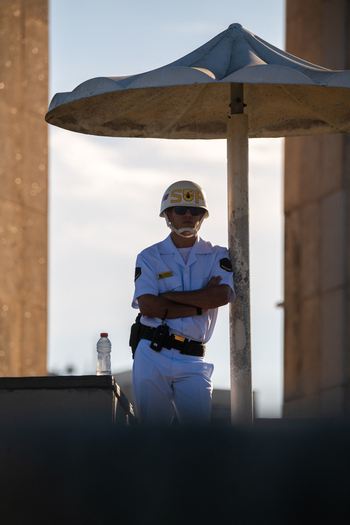 Rio de Janeiro Rio de Janeiro Brazil 20 June 2026 View of a Brazilian Navy guard standing under a parasol at the Monumento Nacional aos Mortos da Segunda Guerra Mundial. Rio de Janeiro Rio de Janeiro Brazil 20 June 2026 View of a Brazilian Navy guard standing under a parasol at the Monumento Nacional aos Mortos da Segunda Guerra Mundial.