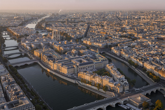 FRANCE. PARIS 75 AERIAL VIEW OF THE ILE DE LA CITE. IN THE FOREGROUND ON THE RIGHT THE PLACE DAUPHINE. IN THE BACKGROUND NOTRE DAME CATHEDRAL