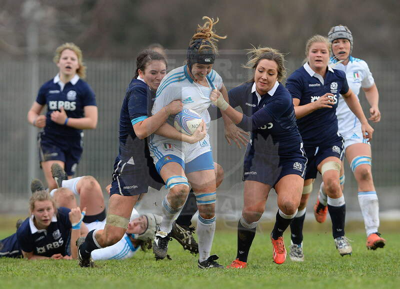 Sei Nazioni Donne 2014, Santa Maria Capua Vetere, stadio Francesco Casino, 23-02-2014, Italia Donne v Scozia Donne. Alice Trevisan placcata dalle avversrie, foto: Massimiliano Pratelli