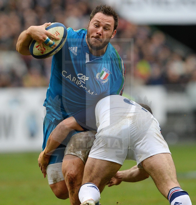 RBS 6 Nazioni, round 2, 09-02/2014, Parigi Stade De France, Francia v Italia, Alberto De Marchi placcato da un avversario. Max Pratelli/Fotosportit