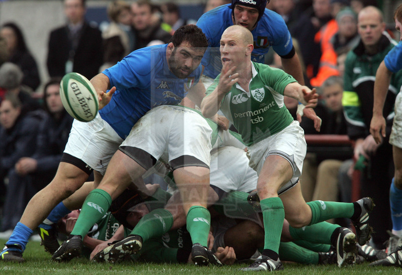 Sei Nazioni 2006, Dublino, Lansdowne road 04/02/2006, Irlanda v Italia, apertura di peter Stringer sulla pressione di Totò Perugini. Foto Daniele Resini/Fotosportit