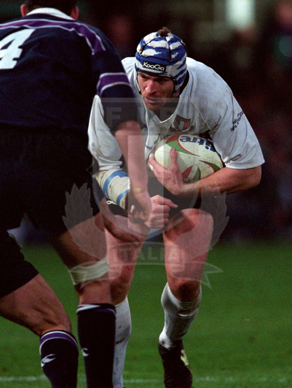 Rbs Sei Nazioni 2002, Roma, stadio Flaminio 16/02/2002, Italia v Scozia, Carlo Checchinato in percussione. Foto Daniele Resini/Fotosportit