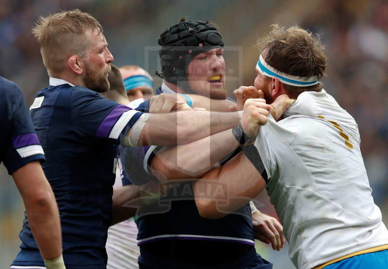 Natwest Sei Nazioni 2018, Roma, Stadio Olimpico, 17/03/2018, Italia v Scozia. Gordon Reid e Andrea Lovotti alle mani. John Barclay cerca di dividerli. Foto: Roberto Bregani/Fotosportit