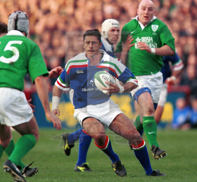 Lloyds TSB Sei Nazioni 2000, Round 3, Dublino, Lansdowne Road 04/03/2000, Irlanda v Italia, un break di Luca Martin. Foto Daniele Resini/Fotosportit
