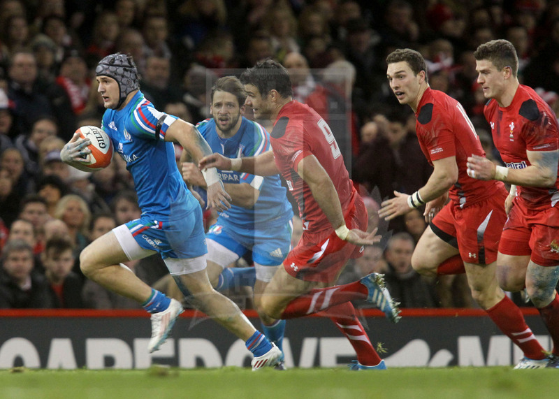 Sei Nazioni 2014, Cardiff. Millennium Stadium, 01/02/2014. Galles v Italia, Michele Campagnaro scappa a Phillips. Esposito accorre. Foto Daniele Resini/Fotosportit