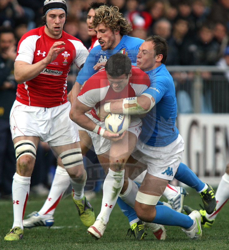 Rbs Sei Nazioni 2011, Roma, stadio Flaminio 26/02/2011, Italia v Galles, Mike Phillips fermato da Sergio Parisse. Daniele Resini/Fotosportit