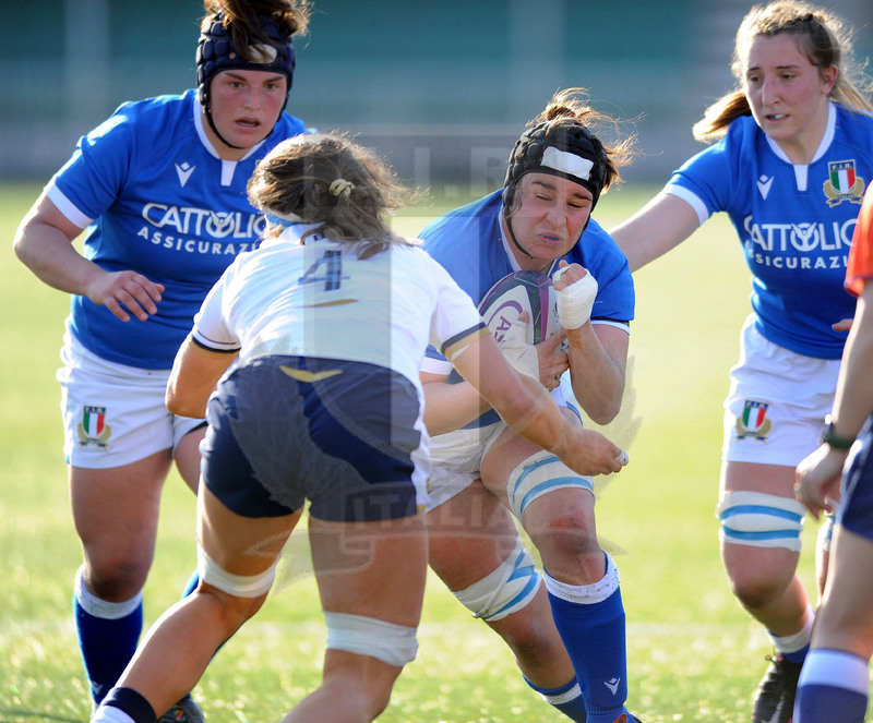 Guinness Sei Nazioni Donne 2021, Glasgow, Scoststoun Stadium 17/04/2021, Scozia Donne v Italia Donne, Ilaria Arrighetti carica su Emma Wassell. In sostegno, Melissa Bettoni e Francesca Sgorbini. Foto David Gibson/Fotosportit