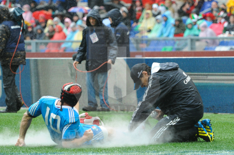 Sei Nazioni 2013, Roma, stadio Olimpico 23/02/2013, Italia v Galles, si prestano le cure a Burton colpito duramente