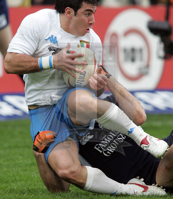 Rbs Sei Nazioni 2006, Roma, stadio Flaminio 18/03/2006, Italia v Scozia, Pablo Canavosio portato a terra. Foto Daniele Resini/Fotosportit