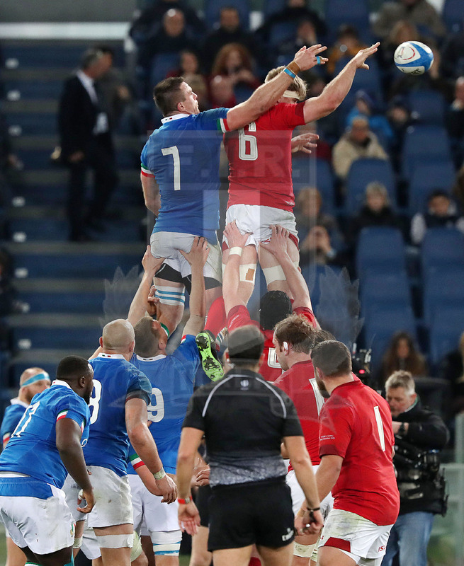 Guinness Sei Nazioni 2019, Round 2, Roma, Stadio Olimpico 09/02/2019, Italia v Galles, touche a Wainwright che anticipa Steyn. Foto Daniele Resini/Fotosportit
