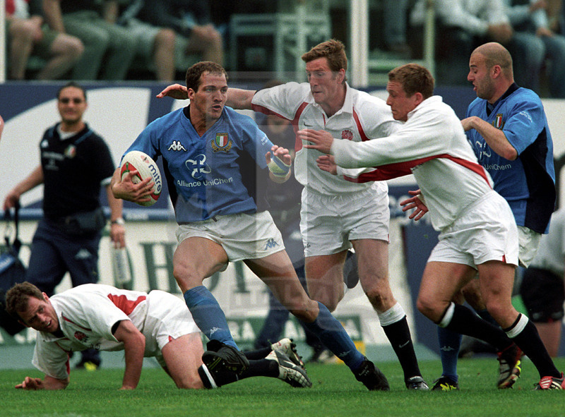 Rbs Sei Nazioni 2002, Roma, stadio Flaminio 07/04/2002, Italia v Inghilterra, Denis Dallan inseguito da Greenwood e Wilkinson. Foto Daniele Resini/Fotosportit