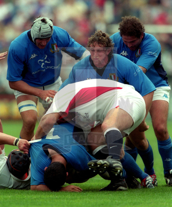 Rbs Sei Nazioni 2002, Roma, stadio Flaminio 07/04/2002, Italia v Inghilterra, Aaron Persico a terra. Bergamasco, De Rossi e Dellapè in sostegno. Foto Daniele Resini/Fotosportit
