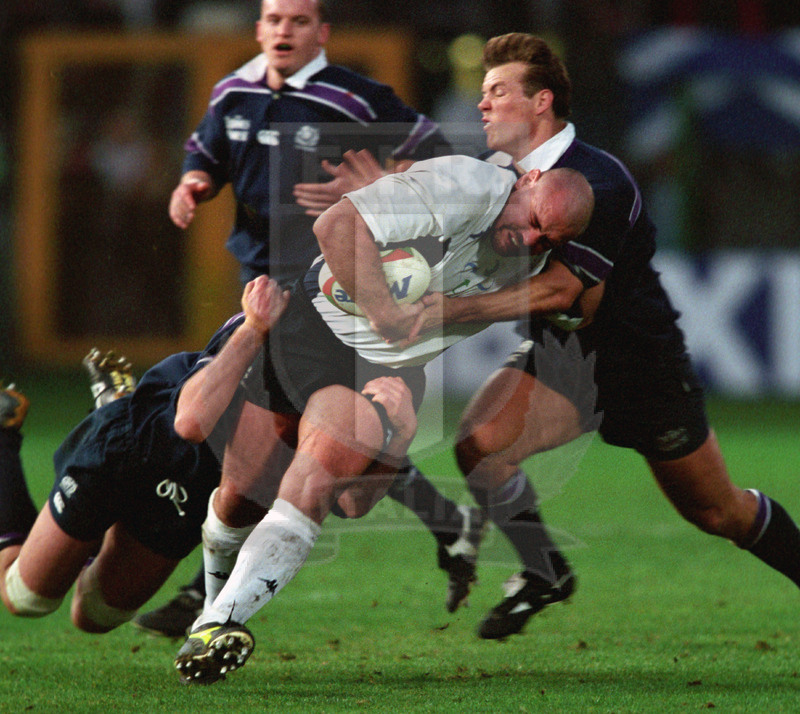 Rbs Sei Nazioni 2002, Roma, stadio Flaminio 16/02/2002, Italia v Scozia, Giampiero De Carli difende palla. Foto Daniele Resini/Fotosportit