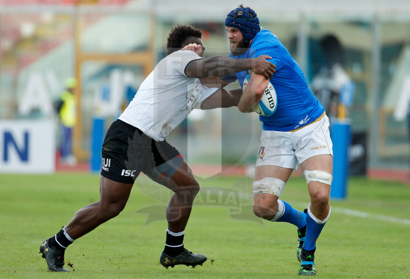 Credit Agricole Cariparma Test Match 2017, Catania, Stadio Massimino, 11-11-2017, Italia v Fiji. Dean Budd, eletto uomo del match, attaccato da Josua Tuisova. Foto: Roberto Bregani / Fotosportit