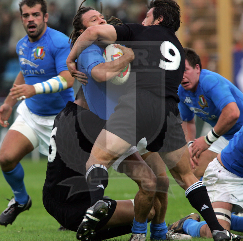 Jaguar Test match 2004, Roma, stadio Flaminio 13/11/2004, Italia v Nuova Zelanda, Paul Griffen placcato alto da Kelleher. Foto Daniele Resini/Fotosportit