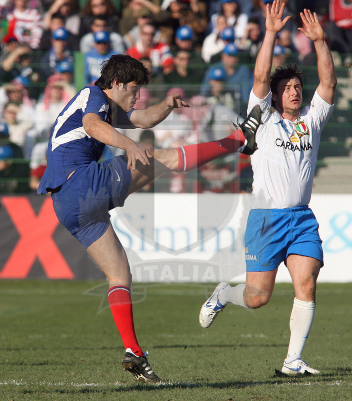 Sei Nazioni 2007, Roma, stadio Flaminio 03/02/2007, Italia v Francia, calcio tattico di Iannick Jauzion su pressione di Ramiro Pez. Foto Daniele Resini/Fotosportit