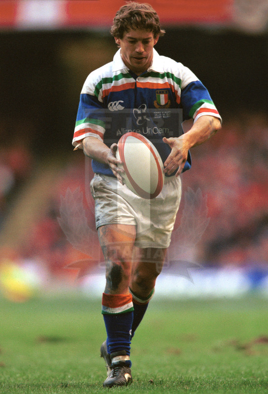 Lloyds TSB Sei Nazioni 2000, Round 2, Cardiff, Millennium Stadium 19/02/2000, Galles v Italia, Diego Dominguez al calcio tattico. Foto Daniele Resini/Fotosportit