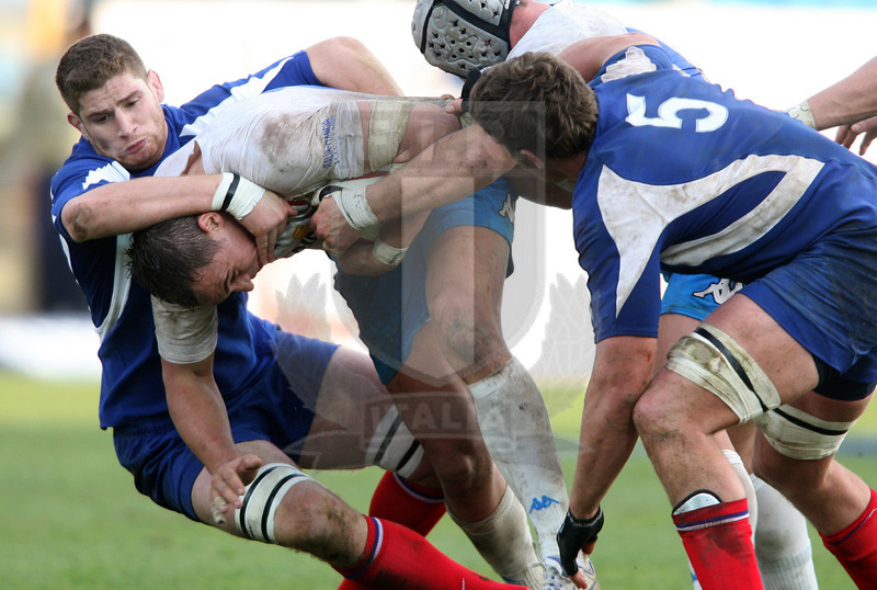 Sei Nazioni 2007, Roma, stadio Flaminio 03/02/2007, Italia v Francia, placcaggio al collo di Pape su Sergio Parisse. Foto Daniele Resini/Fotosportit