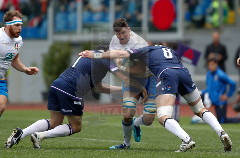 Natwest Sei Nazioni 2018, Roma, Stadio Olimpico, 17/03/2018, Italia v Scozia. Sebastian Negri attacca Gordon Reid e Ryan Wilson (d). Foto: Roberto Bregani/Fotosportit