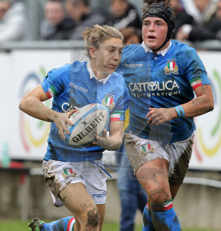 Cattolica Test Match Donne, Prato, stadio Chersoni 25/11/2018, Italia Donne v Sudafrica Donne, una corsa di Sofia Stefan con Melissa Bettoni in sostegno. Foto Daniele Resini/Fotosportit