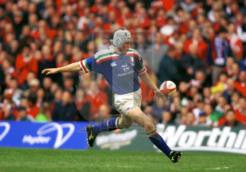 Lloyds TSB Sei Nazioni 2000, Round 2, Cardiff, Millennium Stadium 19/02/2000, Galles v Italia, Mauro Bergamasco al calcio tattico. Foto Daniele Resini/Fotosportit
