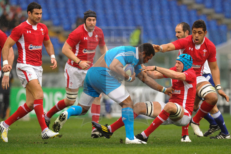 Sei Nazioni 2013, Roma, stadio Olimpico 23/02/2013, Italia v Galles, Manoa Vosaway si libera di Tipuric.