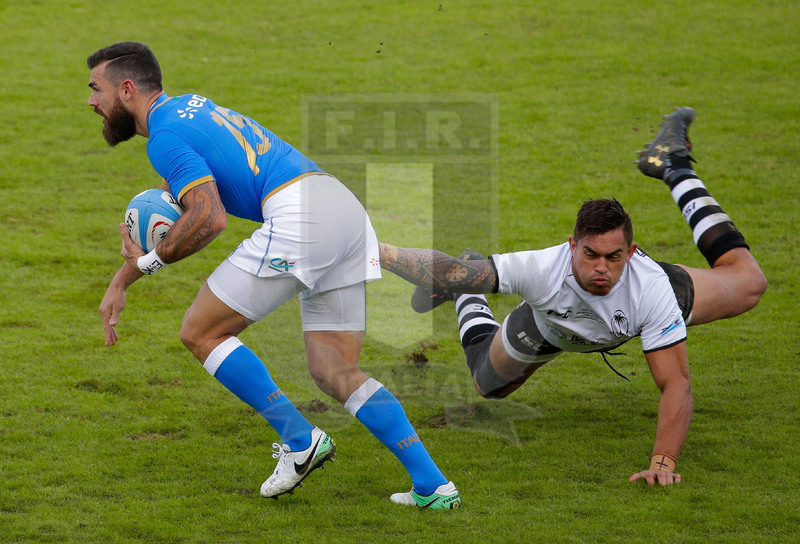 Credit Agricole Cariparma Test Match 2017, Catania, Stadio Massimino, 11-11-2017, Italia v Fiji. Jayden Hayward di slancio su Jale Vatubua. Foto: Roberto Bregani / Fotosportit