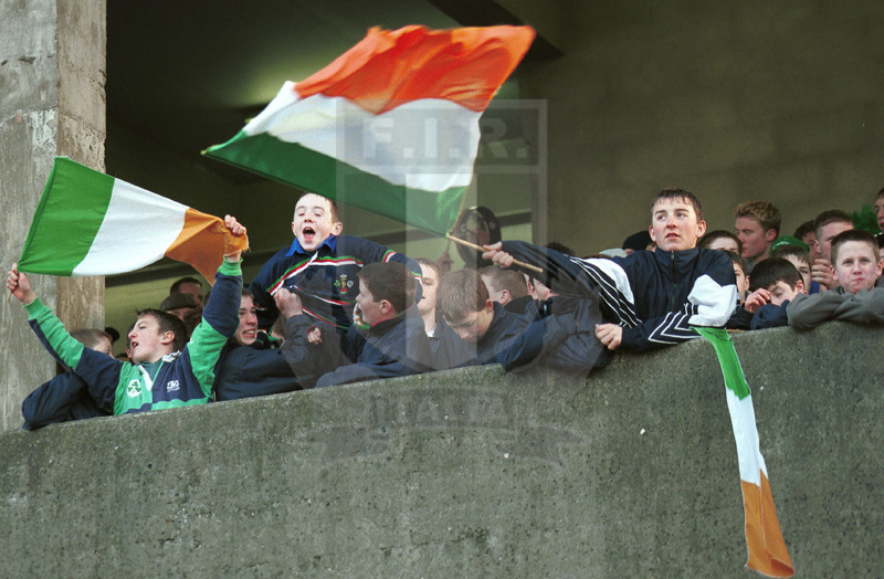 Lloyds TSB Sei Nazioni 2000, Round 3, Dublino, Lansdowne Road 04/03/2000, Irlanda v Italia, giovani supporter irlandesi. Foto Daniele Resini/Fotosportit