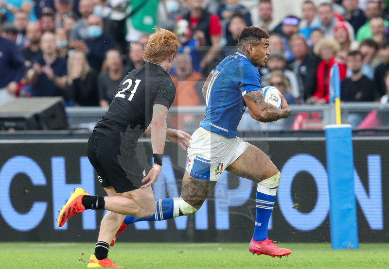 Autumn Nations Series 2021, Roma, Stadio Olimpico, 6-11-2021, Italia vs Nuova Zelanda.  Matteo Minozzi inseguito da Damian McKenzie.Foto: Roberto Bregani/Fotosportit