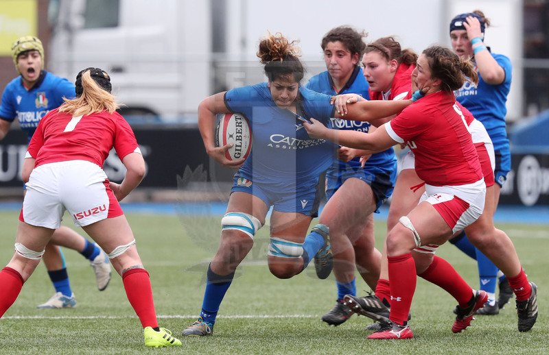 Guinness Sei Nazioni Donne 2020, Cardiff, Arms Park 02/02/2020 Galles Donne v Italia Donne, una carica di Sara Tounesi che difende palla. In sostegno, Silvia Turani. Foto Daniele Resini/Fotosportit