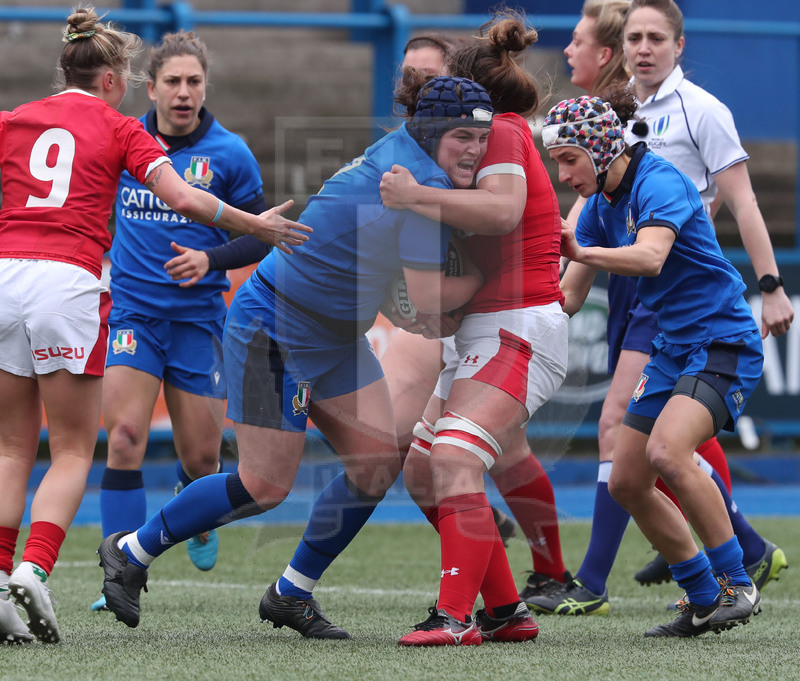Guinness Sei Nazioni Donne 2020, Cardiff, Arms Park 02/02/2020 Galles Donne v Italia Donne, Melissa Bettoni difende palla, Michela Sillari aiuta. Foto Daniele Resini/Fotosportit