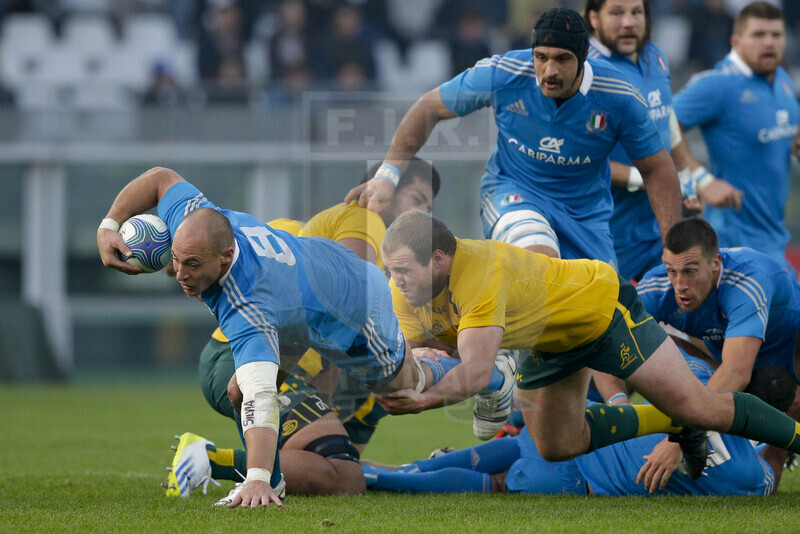 Cariparma Test Match 2013, Torino, Stadio Olimpico, 9-11-2013, Italia v Australia. Sergio Parisse viene messo a terra dalla difesa australiana Foto Roberto Bregani