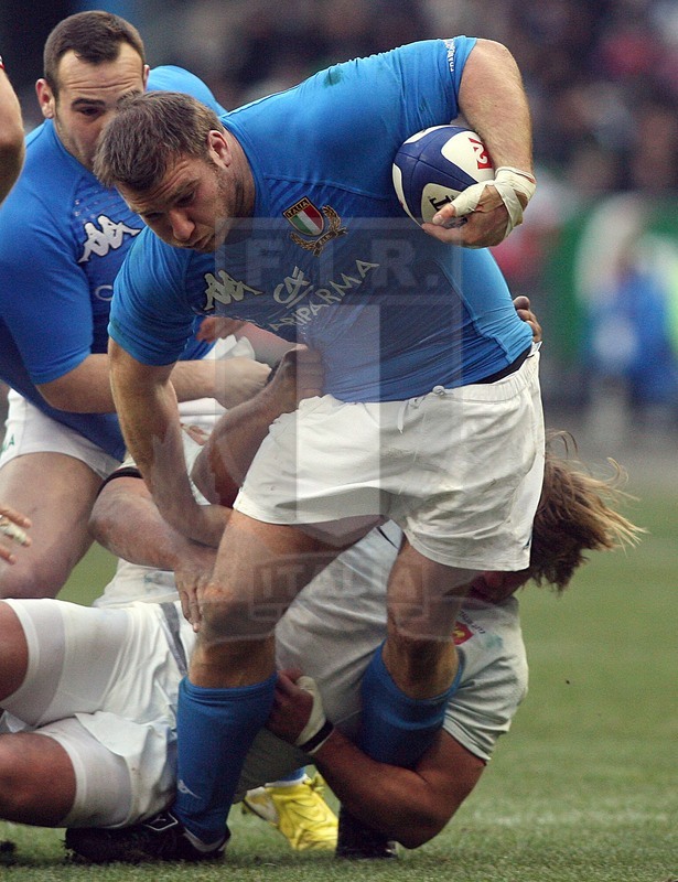 Rbs Sei Nazioni 2012, Round 1, Parigi, Stade de France 04/02/2012, Francia v Italia, Lorenzo Cittadini placcato da Szarzewsky. Foto Daniele Resini/Fotosportit