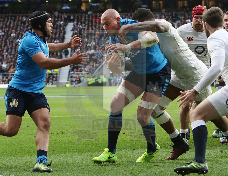 RBS Sei Nazioni 2017, Londra, Twickenham 26/02/2017, Inghilterra v Italia, Sergio Parisse con Gori in sostegno. Foto Daniele Resini/Fotosportit