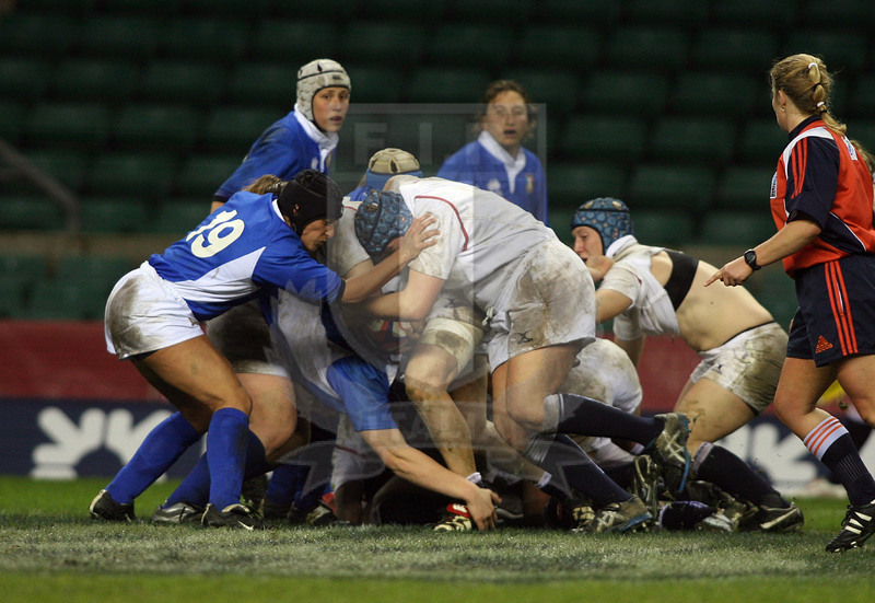 Sei Nazioni Donne 2007, Londra, Twickenham 10/02/2007, Inghilterra Donne v Italia Donne, Daniela Gini in difesa contro una partenza inglese da ruck. Foto Daniele Resini/Fotosportit