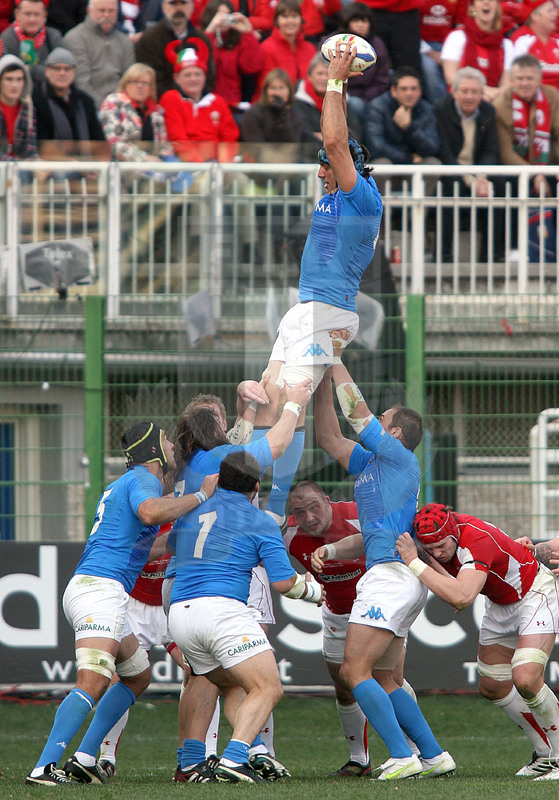 Rbs Sei Nazioni 2011, Roma, stadio Flaminio 26/02/2011, Italia v Galles, presam a due mani in touche per Santiago Dellapè. Daniele Resini/Fotosportit