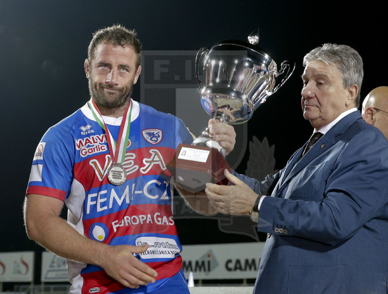 Eccellenza 2013-2014, Finale, Calvisano (BS), 31-05-2014, Peroni Stadium, Calvisano v Vea Femi CZ Rovigo. Alfredo Gavazzi consegna a l capitano del Rovigo, Luke Mahoney, la coppa dei secondi classificati. Foto: Roberto Bregani