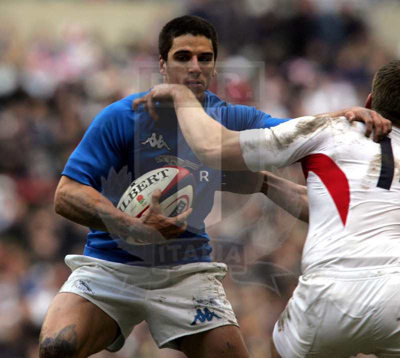 Rbs Sei Nazioni 2005, Londra, Twickenham 12/03/2005, Inghilterra v Italia, Ludovico Nitoglia difende palla. Foto Daniele Resini/Fotosportit
