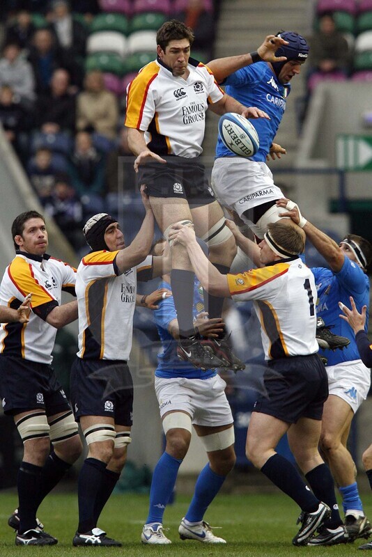 Rbs Sei Nazioni 2007, Edimburgo, Murrayfield 24/02/2007, Scozia v Italia, Nathan Hynes e Santiago Dellapè in touche. Foto Daniele Resini/Fotosportit