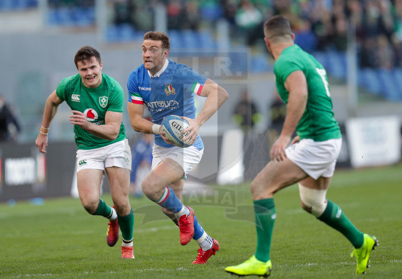 Guinness Sei Nazioni 2019, Round 3, Roma, Stadio Olimpico, 24/02/2019, Italia v Irlanda. Edoardo Padovani inseguto da, Jacob Stockdale, attacca lo spazio difeso da Foto Roberto Bregani/Fotosportit