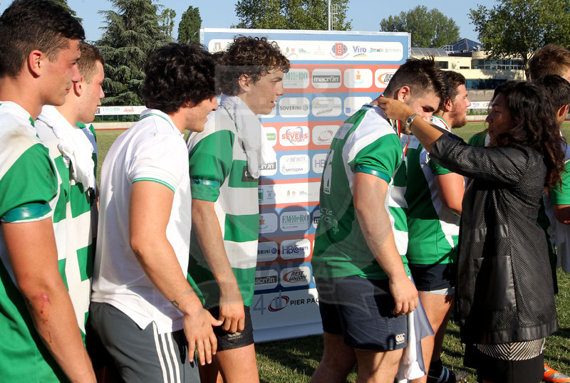 Campionato italiano U18, Finale, Bologna 08/06/2012,Treviso v Colorno, la consigliera federale Susanna Vecchi consegna le medaglie ai giocatori del Treviso.
