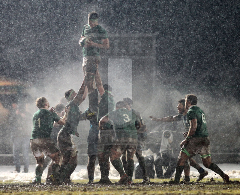 Sei Nazioni 2015, Biella 06/02/2015, Italia U20 v Irlanda U20, Alex Thompson conquista touche. Foto Daniele Resini/Fotosportit