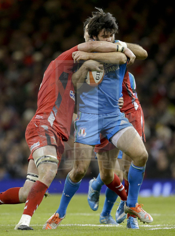 RBS 6 Nazioni 2014, Cardiff, Millennium Stadium, 1/02/2014, Galles v Italia. Luke McLean viene fermato da Dan Lydiate (sinistra) e Mike Phillips Foto Roberto Bregani/Fotosportit