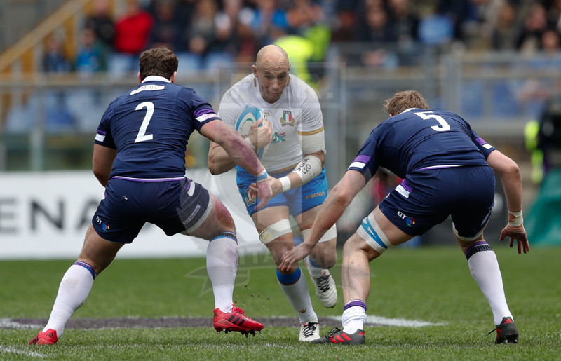 Natwest Sei Nazioni 2018, Roma, Stadio Olimpico, 17/03/2018, Italia v Scozia. Sergio Parisse attacca Fraser Brown (s) e Jonny Gray. Foto: Roberto Bregani/Fotosportit