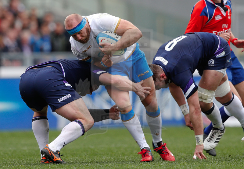 Natwest Sei Nazioni 2018, Roma, Stadio Olimpico, 17/03/2018, Italia v Scozia. Una carica di Leonardo Ghiraldini su Willem Nel e Ryan Wilson. Foto: Roberto Bregani/Fotosportit