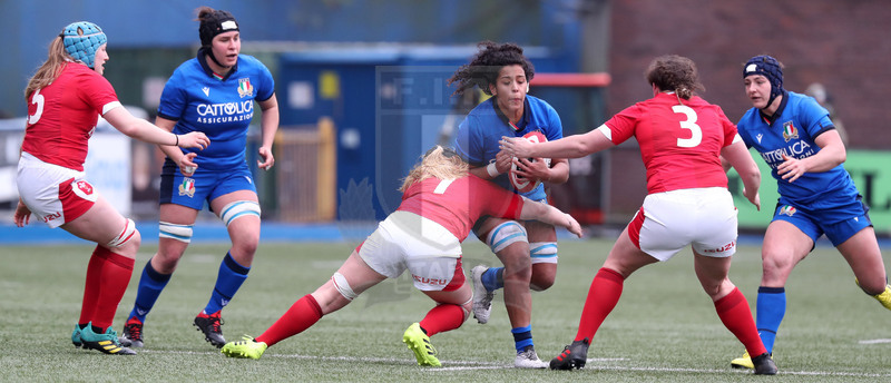 Guinness Sei Nazioni Donne 2020, Cardiff, Arms Park 02/02/2020 Galles Donne v Italia Donne, una carica di Giada Franco con Lucia Gai e Ilaria Arrighetti. Foto Daniele Resini/Fotosportit