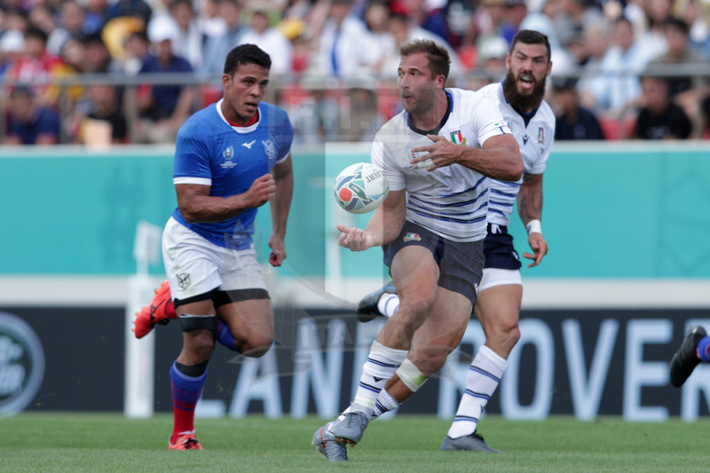 Rugby World Cup 2019 Giappone, Higashi Osaka Hanazono Rugby Stadium 22/09/2019, Italia v Namibia, Tommaso Benvenuti muove palla. Dietro, Jayden Hayward. Giuseppe “Pino” Fama/CFP
