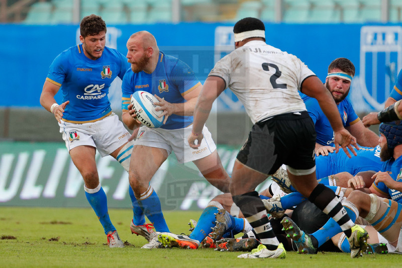 Credit Agricole Cariparma Test Match 2017, Catania, Stadio Massimino, 11-11-2017, Italia v Fiji. Leonardo Ghiraldini raccoglie dalla ruck. Foto: Roberto Bregani / Fotosportit