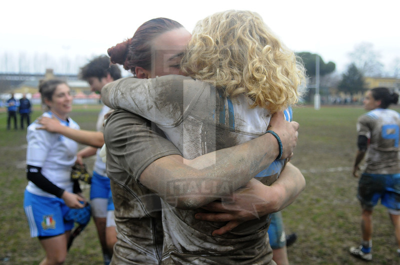 RBS Sei Nazioni Donne 2016, Round 3, Bologna, Stadio Pier Paolo Bonori 28/02/2016, Italia Donne v Scozia Donne, Abbraccio tra Elisa Pillotti e Isabella Locatelli.